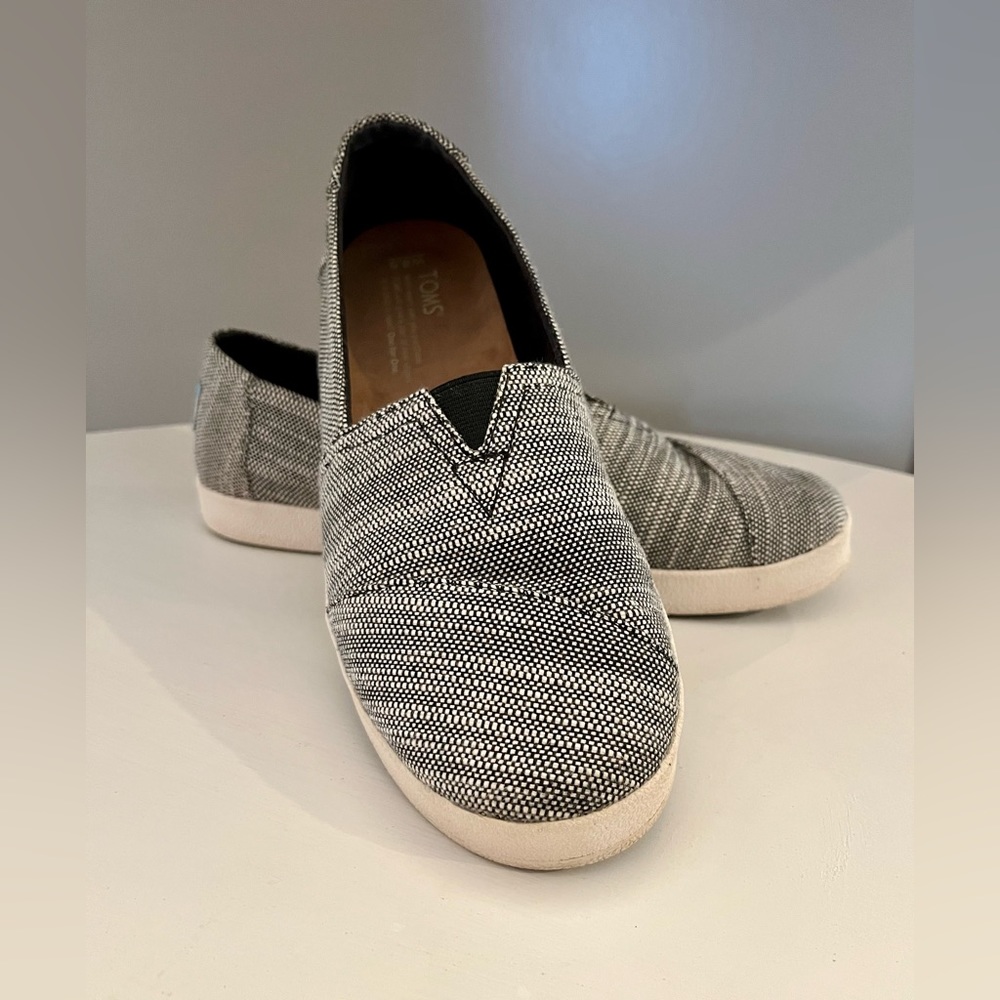 Like New TOMS Women’s Woven Canvas Avalon Slip-on Shoes Black and White